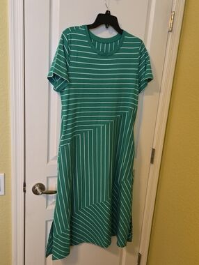 Women's Green Striped Short-Sleeve Midi Dress With Pockets And Side Slits
